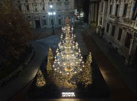 dior piazza della scala|L'albero di Dior in piazza Scala a Milano .